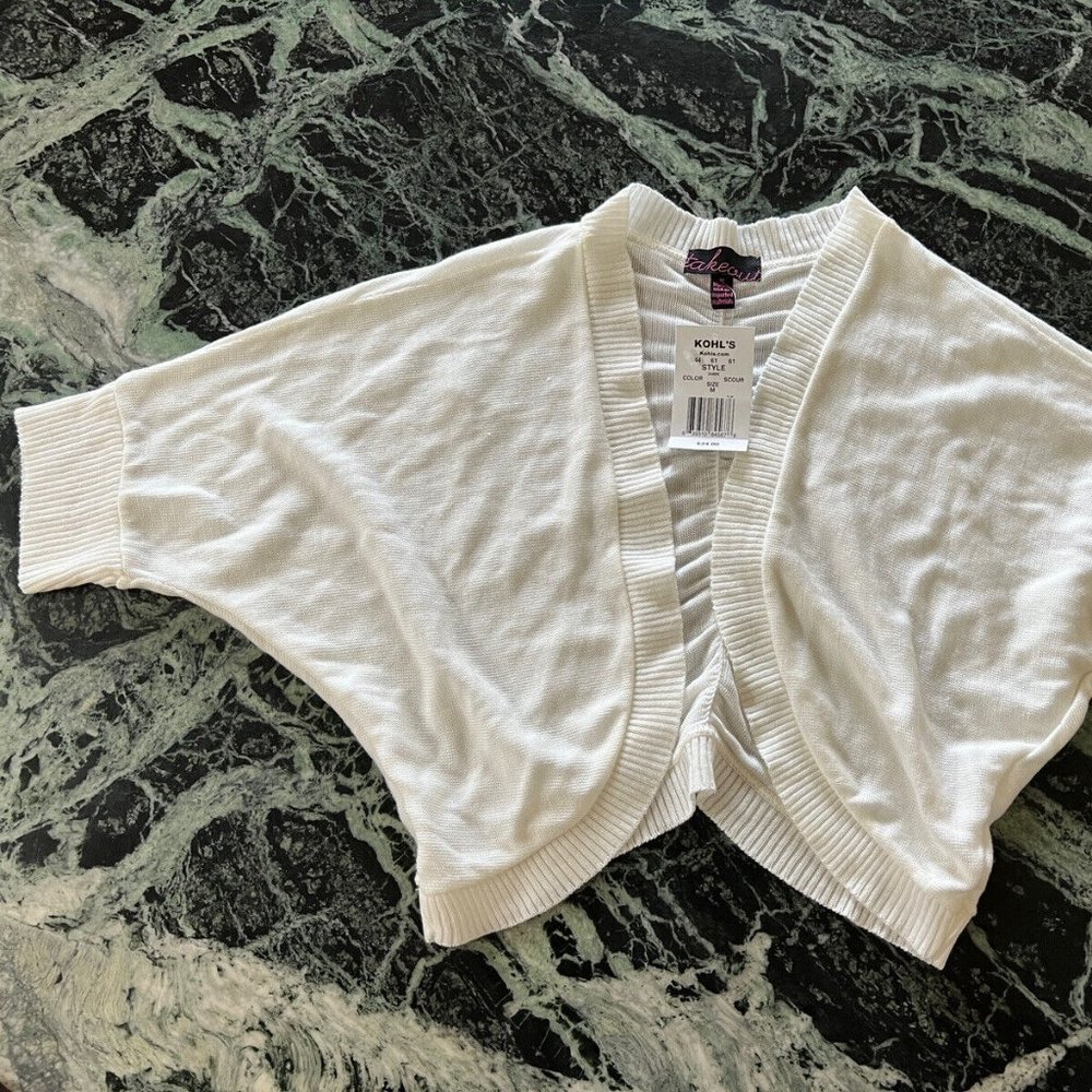 NWT women’s Takeout shawl style Knit top cream color junior size M $34